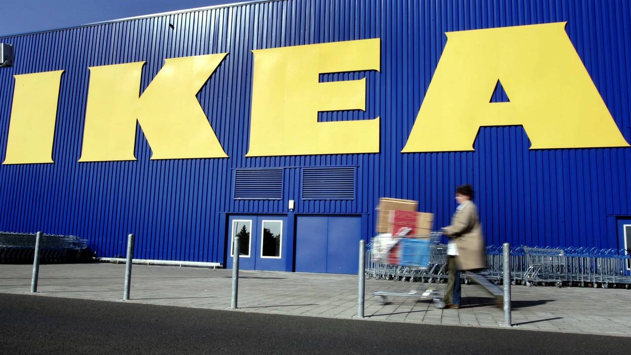 Eine Kundin des Möbelhauses Ikea schiebt auf dem Gelände der Filiale in Wallau bei Wiesbaden ihren Einkaufswagen an der Fassade des Einrichtungshauses vorbei.