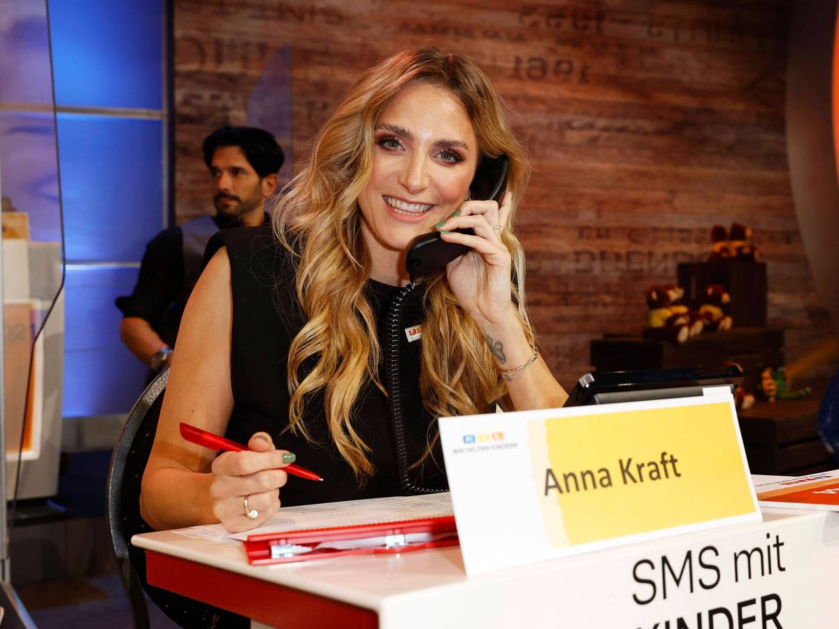 Anna Kraft telefoniert und notiert eingehende Spenden.