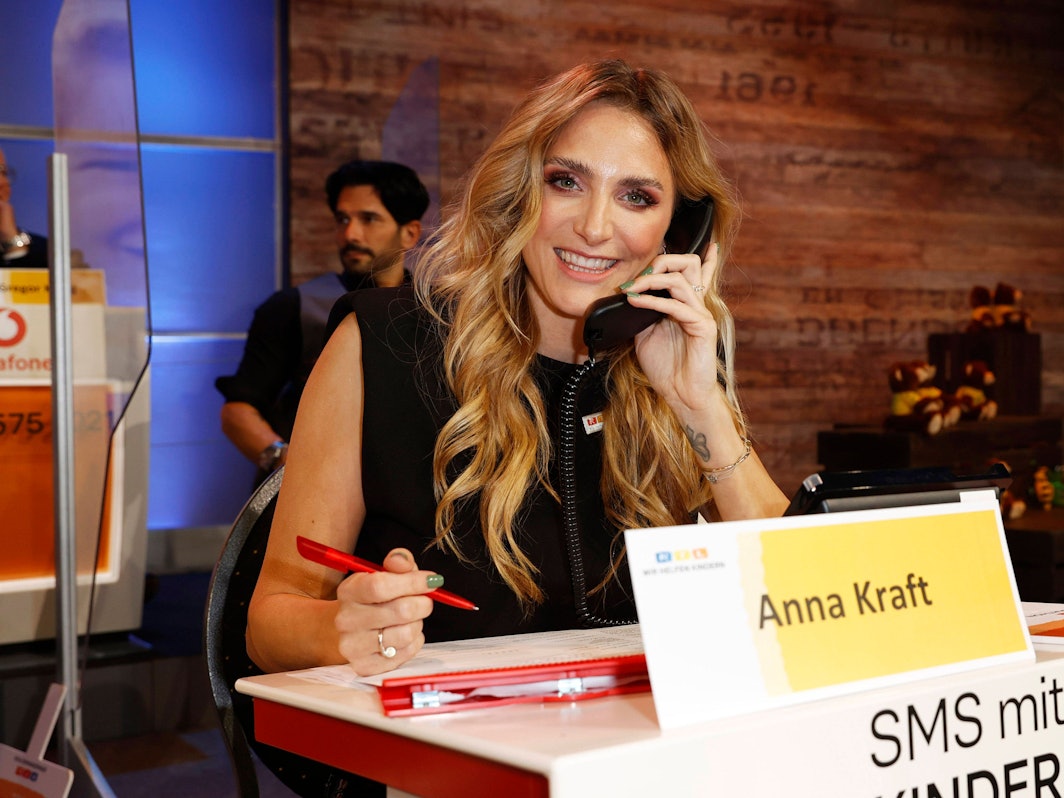 Anna Kraft telefoniert und notiert eingehende Spenden.