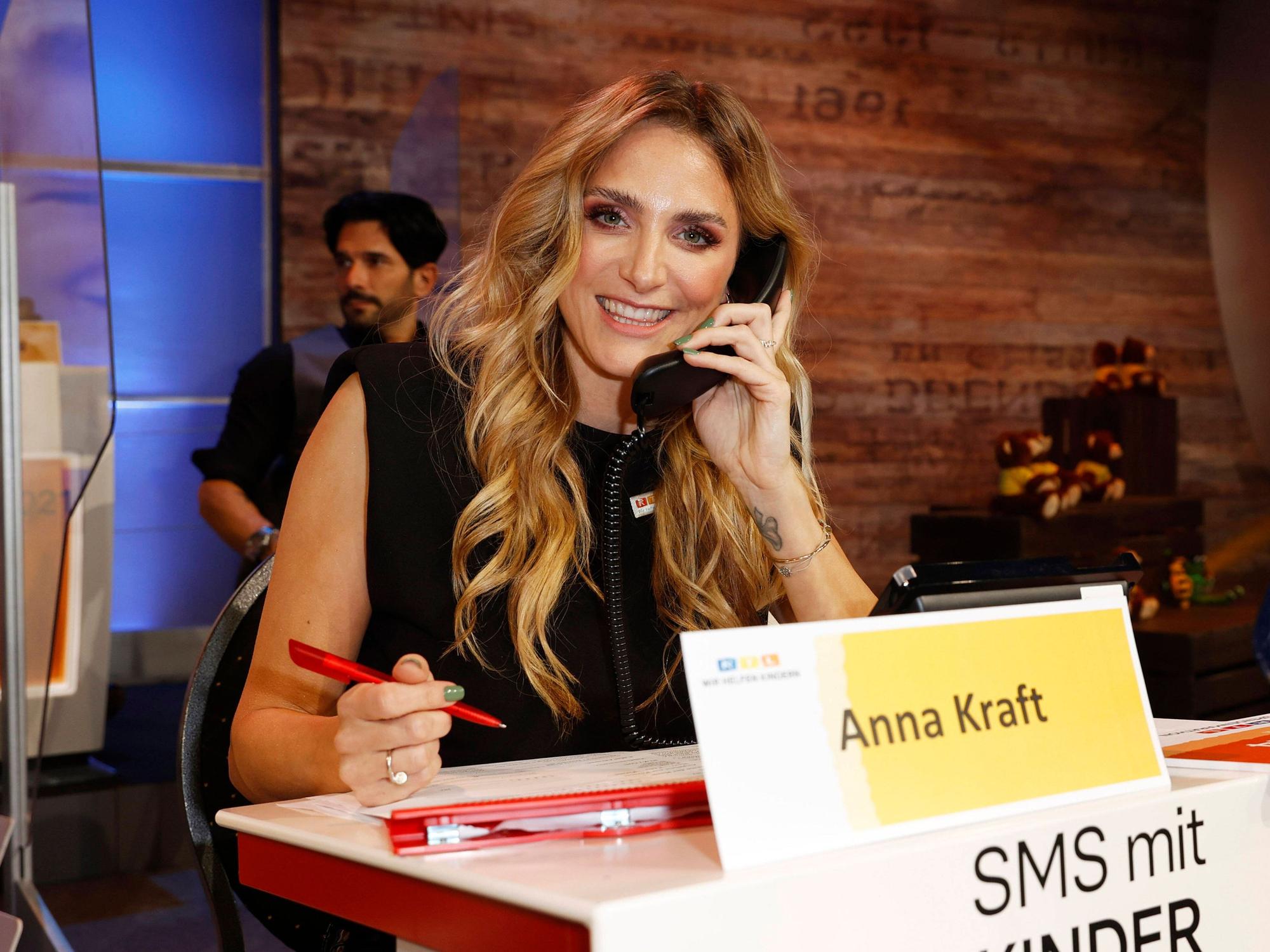 Anna Kraft telefoniert und notiert eingehende Spenden.