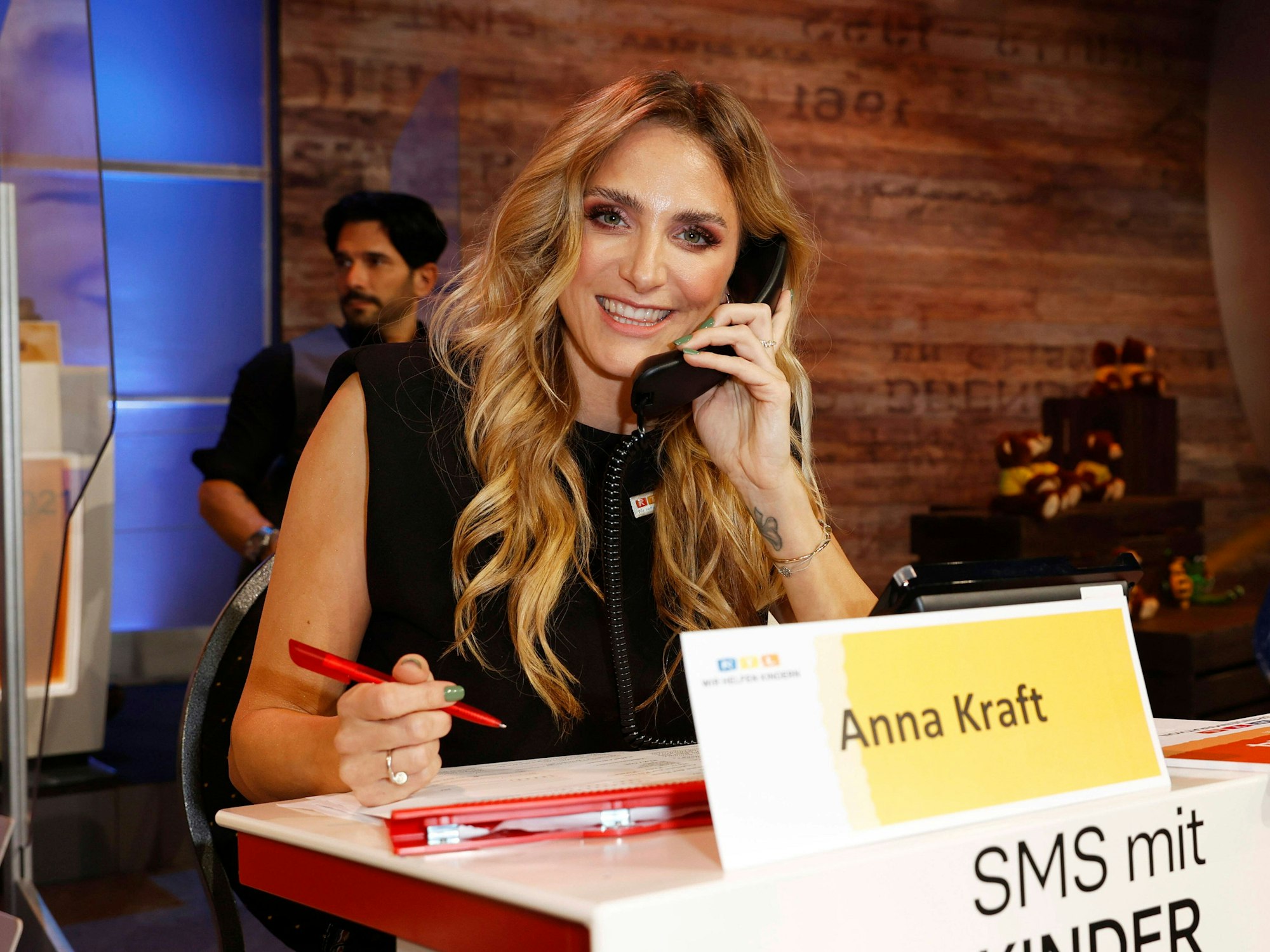 Anna Kraft telefoniert und notiert eingehende Spenden.