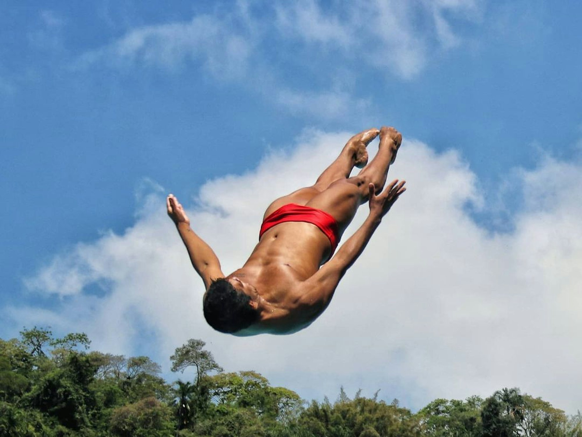 Ian Matos springt vom Turm.