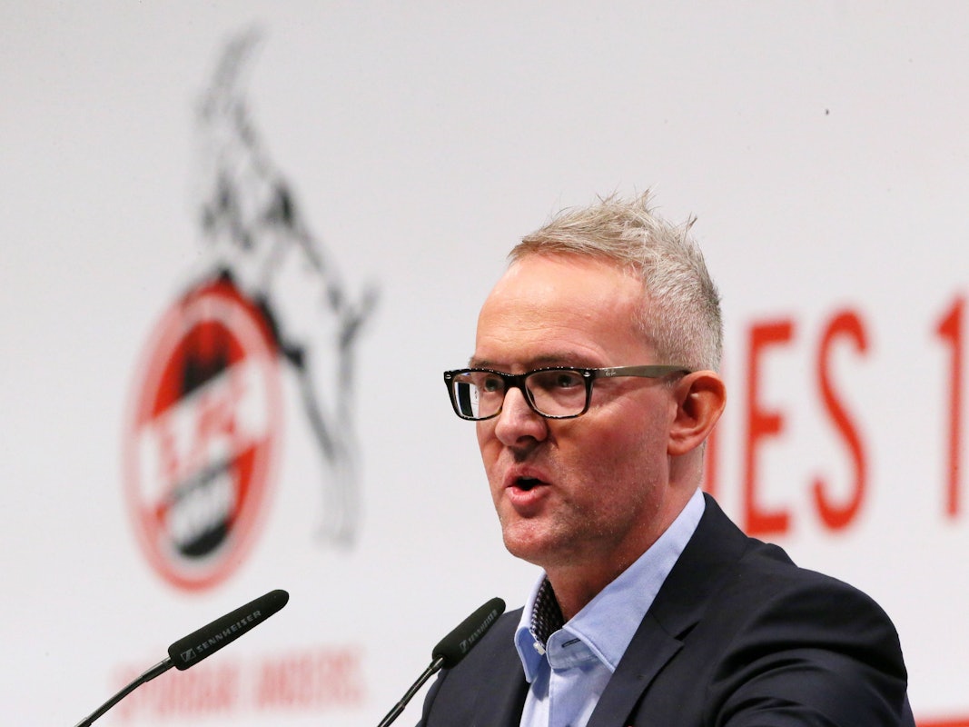 Alexander Wehrle spricht auf der Mitgliederversammlung des 1. FC Köln.