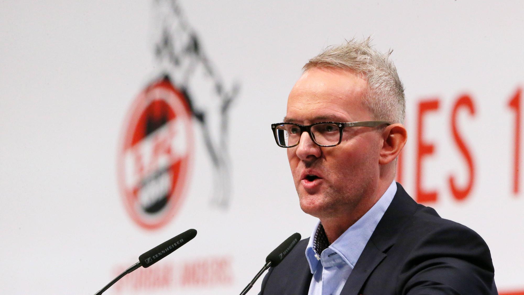 Alexander Wehrle spricht auf der Mitgliederversammlung des 1. FC Köln.