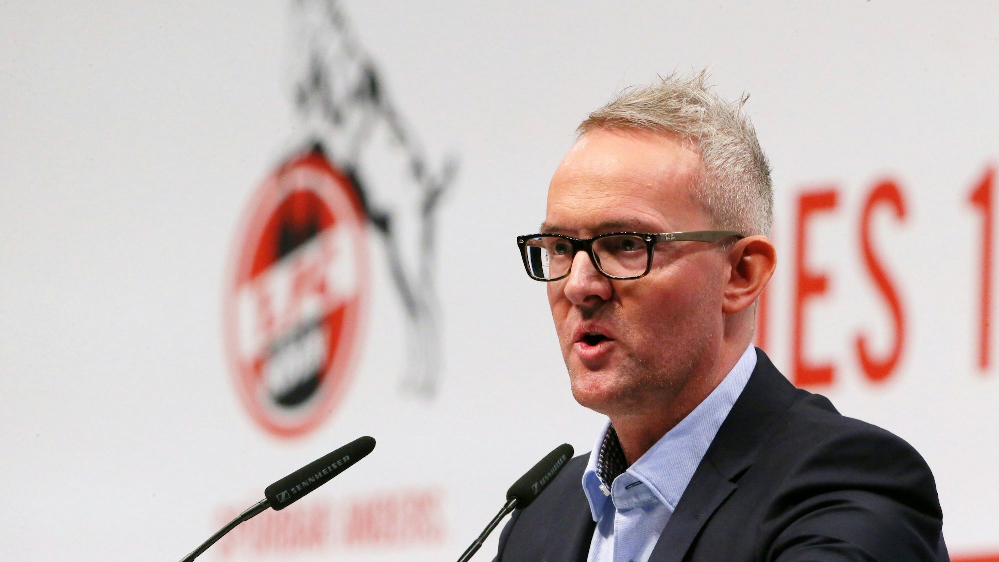 Alexander Wehrle spricht auf der Mitgliederversammlung des 1. FC Köln.
