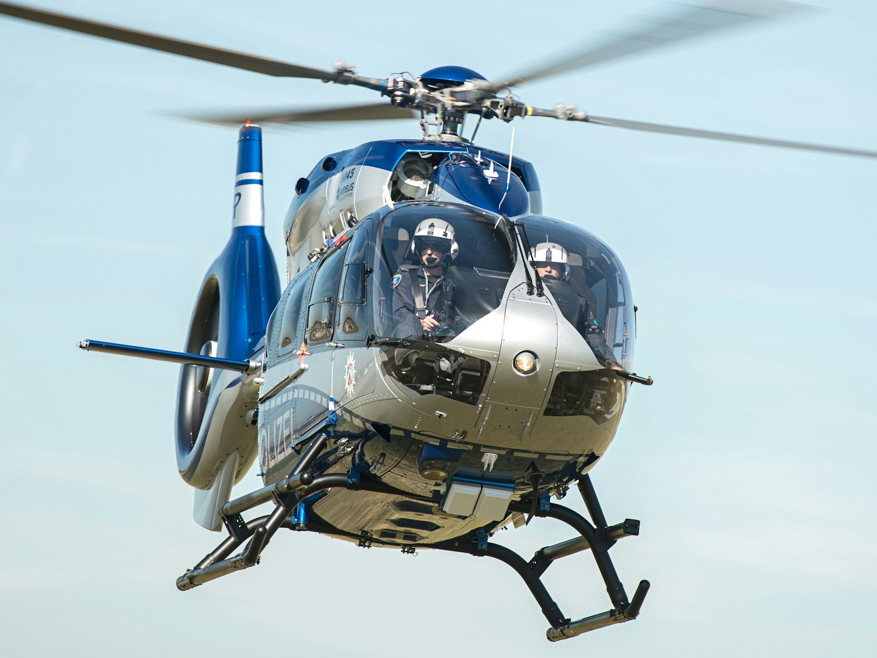 Ein Polizeihubschrauber in der Luft.