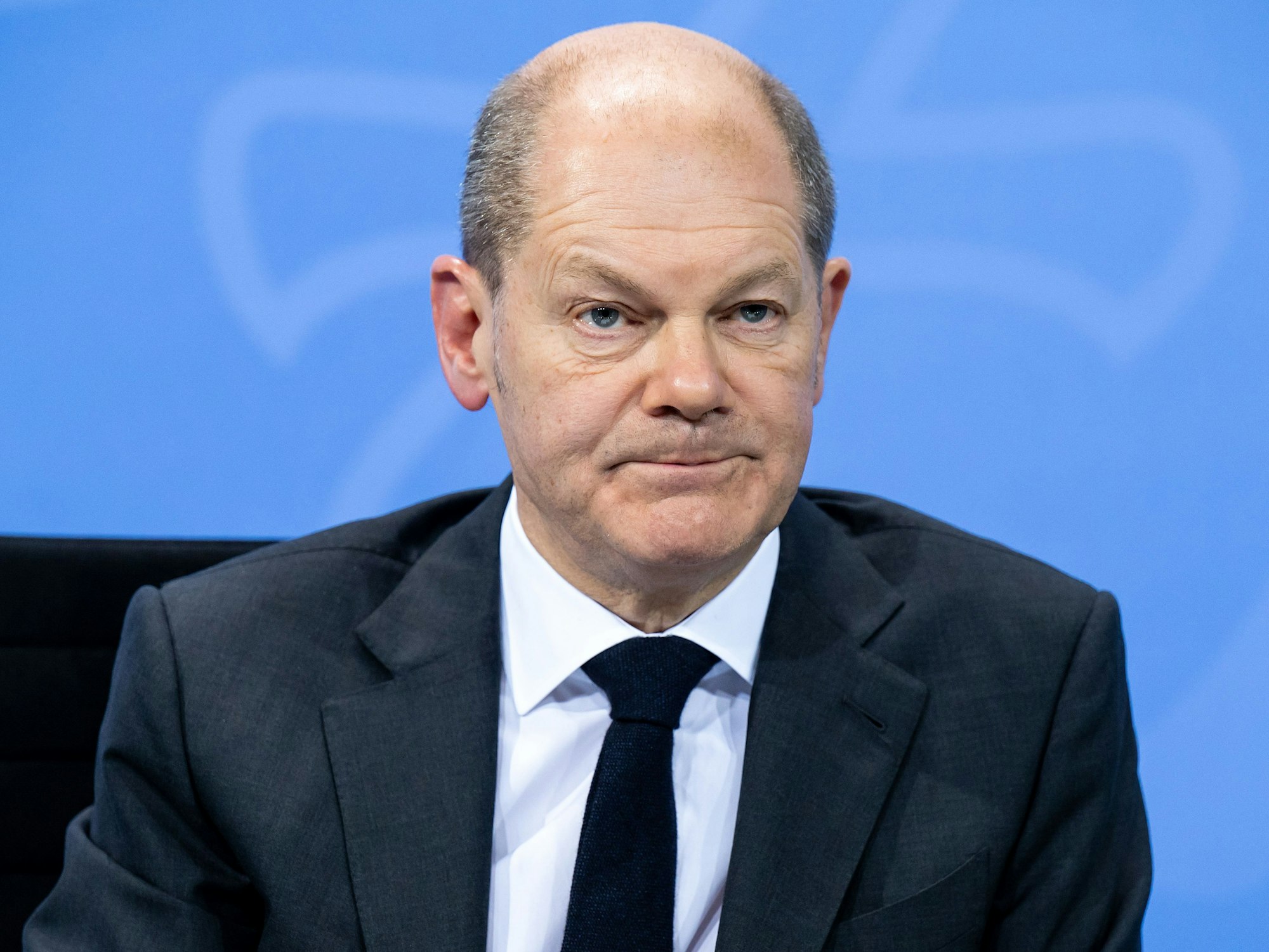 Bundeskanzler Olaf Scholz (SPD) äußert sich bei einer Pressekonferenz nach den Beratungen zur Corona-Pandemie zwischen der Bundesregierung und der Ministerpräsidentenkonferenz der Länder im Bundeskanzleramt. +++ dpa-Bildfunk +++