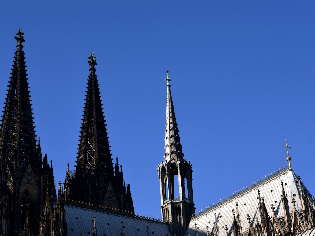 Blick auf die Domspitzen herauf bei klarem blauem Himmel