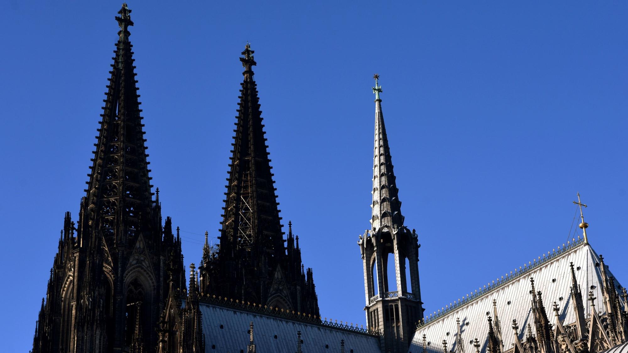 Blick auf die Domspitzen herauf bei klarem blauem Himmel