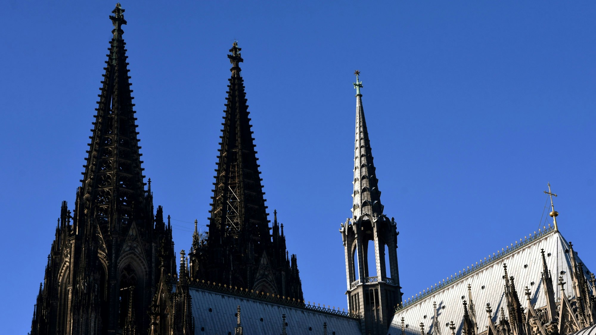 Blick auf die Domspitzen herauf bei klarem blauem Himmel