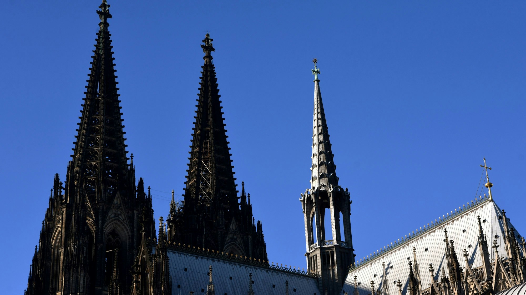 Blick auf die Domspitzen herauf bei klarem blauem Himmel