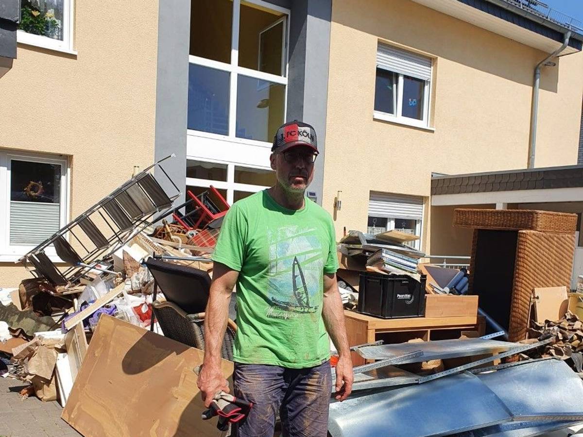 Markus Jonas ist ein Flut-geschädigter Kölner, hier steht er vor dem Müllberg seines Hauses in Weilerswist.
