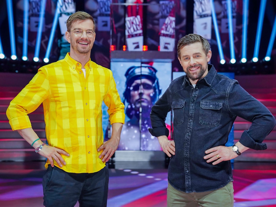 Die Entertainer Joko Winterscheidt (links) und Klaas Heufer-Umlauf stehen in der Kulisse ihrer ProSieben-Show „Joko & Klaas gegen ProSieben“.