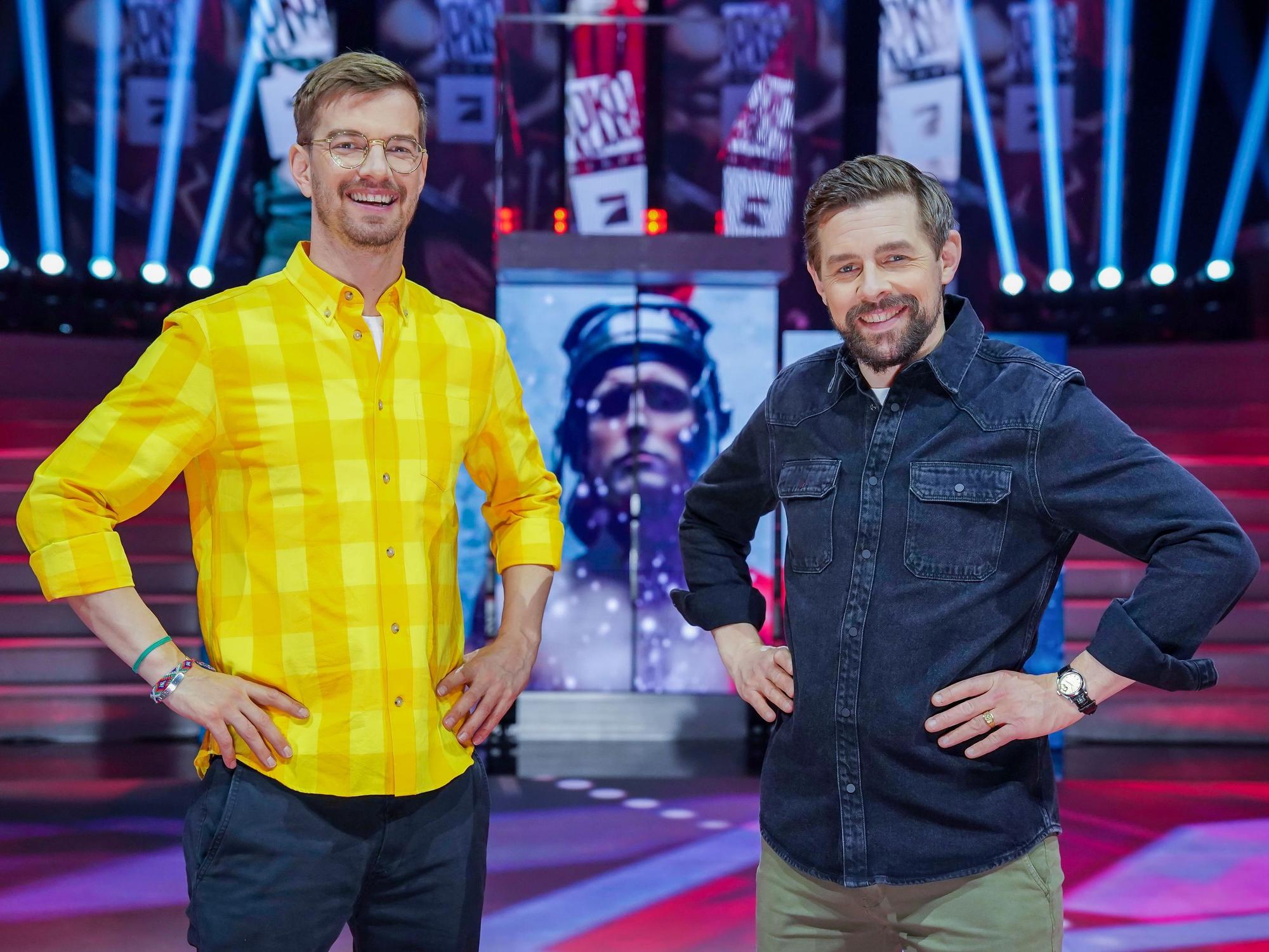 Die Entertainer Joko Winterscheidt (links) und Klaas Heufer-Umlauf stehen in der Kulisse ihrer ProSieben-Show „Joko & Klaas gegen ProSieben“.