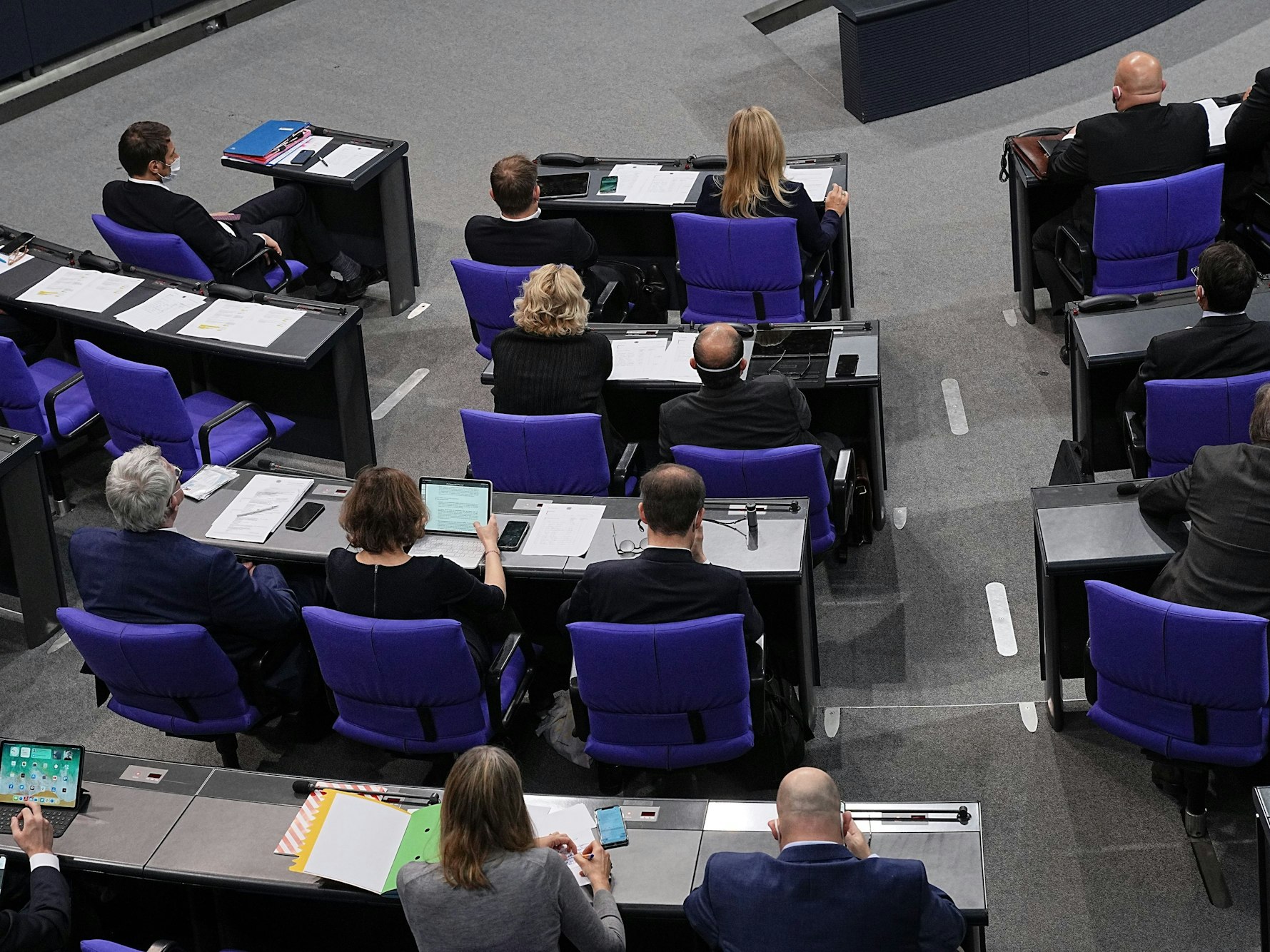 Corona im Deutschen Bundestag: Offenbar waren zwei infizierte Politiker in einer Sitzung. Unser Archivbild zeigt den Bundestag am 16. Dezember 2021.