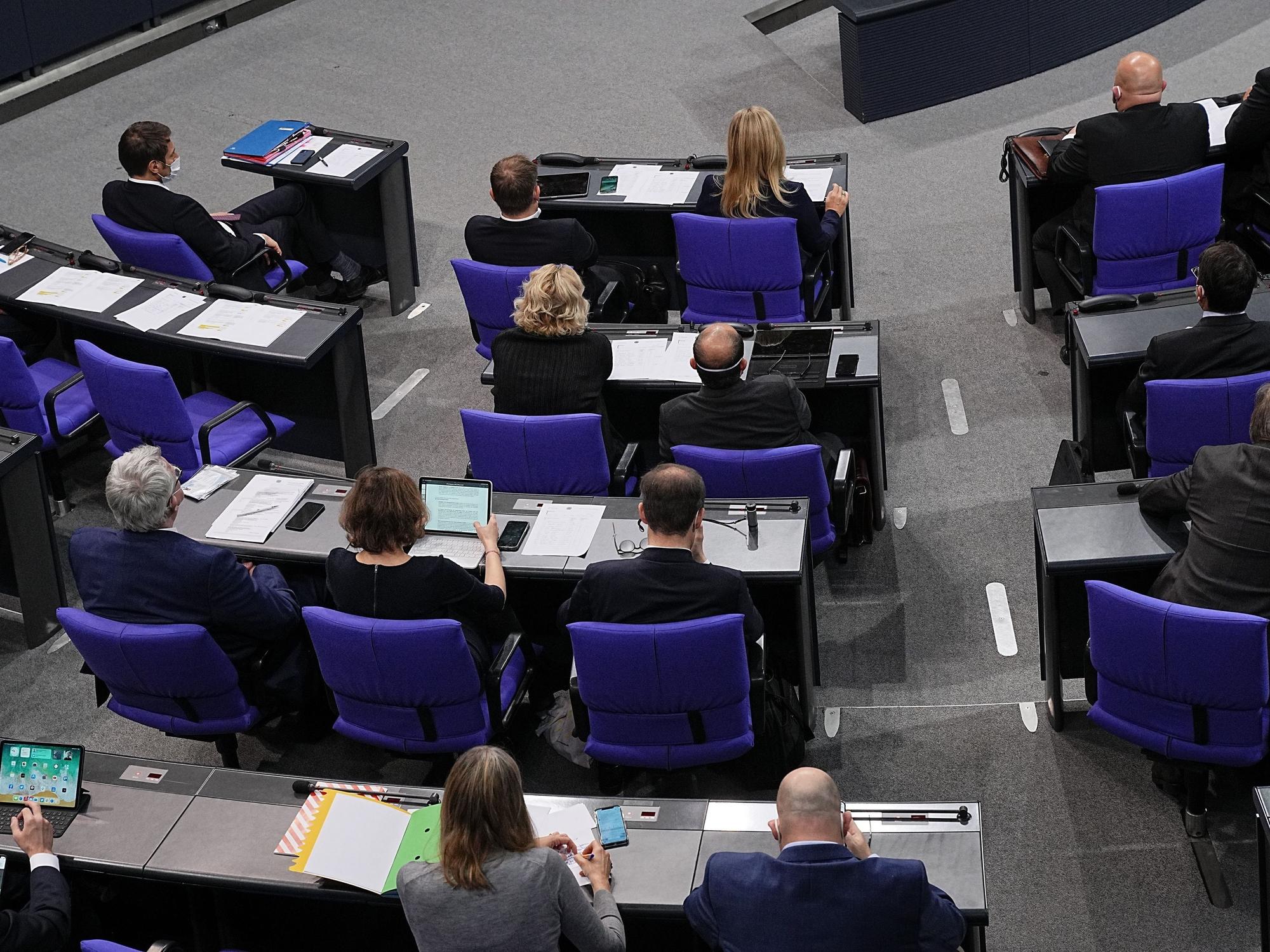 Corona im Deutschen Bundestag: Offenbar waren zwei infizierte Politiker in einer Sitzung. Unser Archivbild zeigt den Bundestag am 16. Dezember 2021.