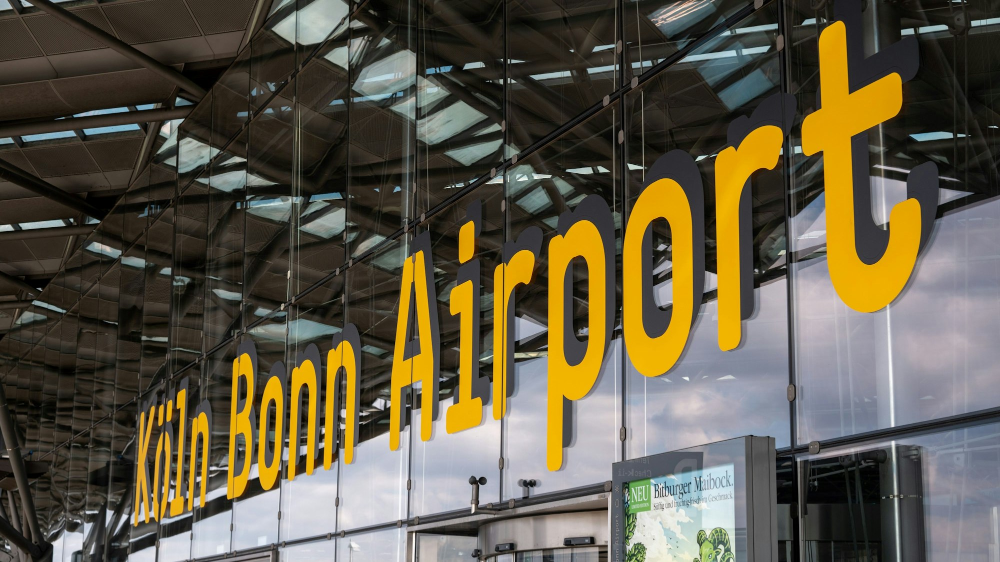 Der Haupteingang des Flughafen Köln/Bonn