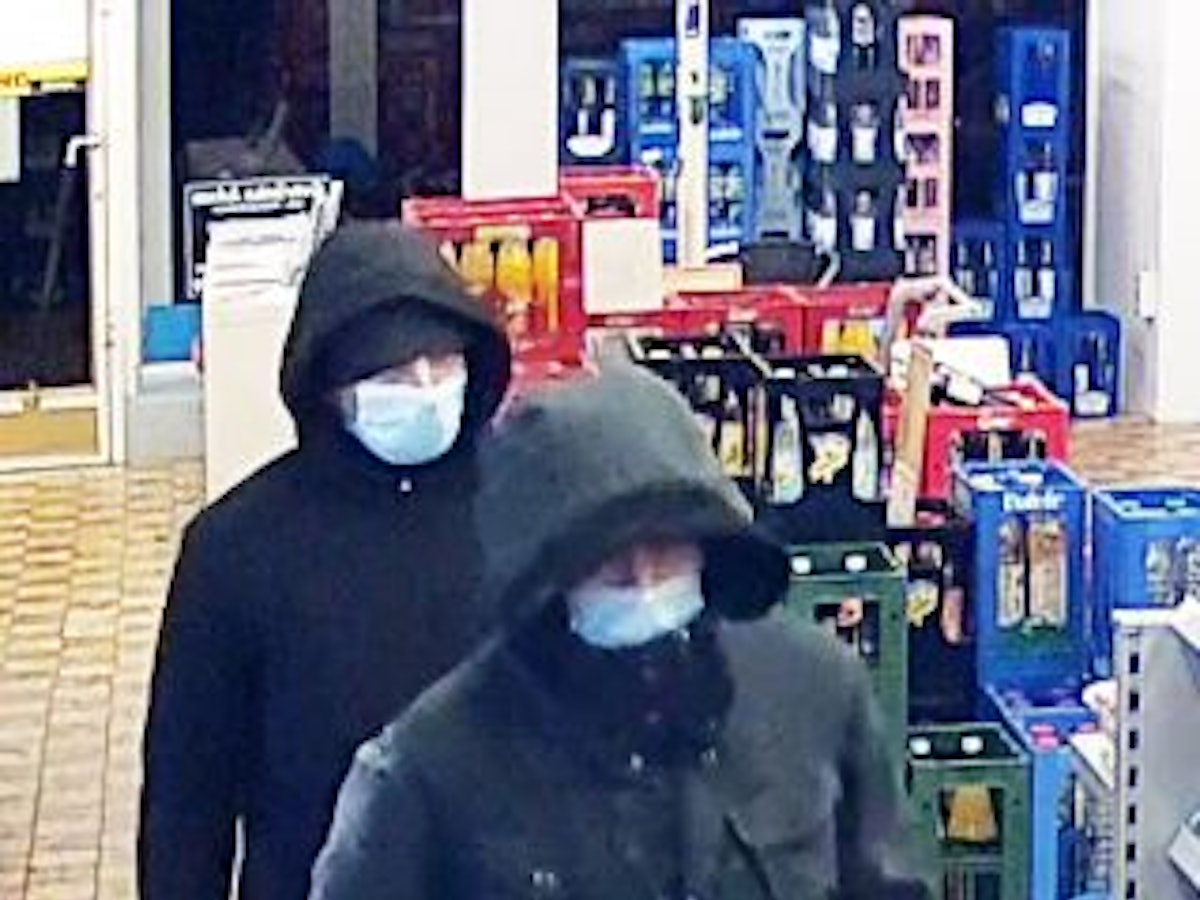 Zwei Männer betreten einen Getränkemarkt