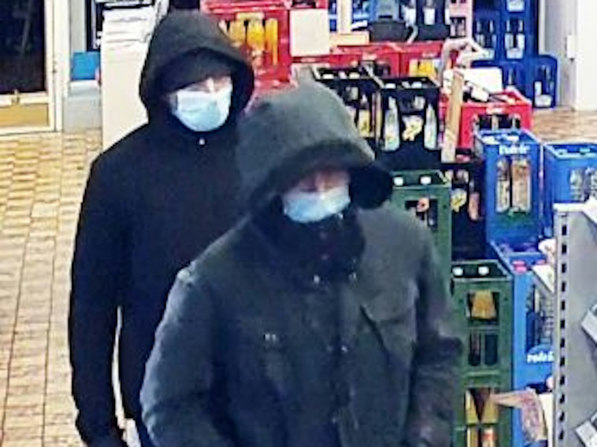 Zwei Männer betreten einen Getränkemarkt