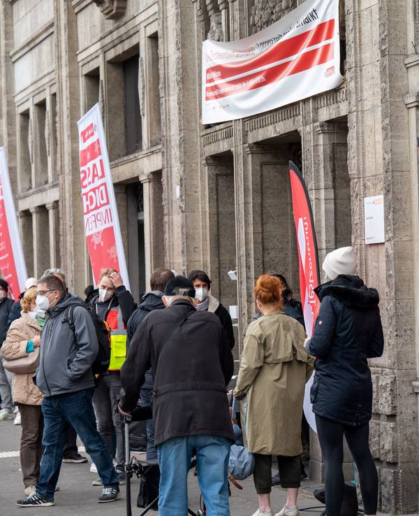 Coronatest Gesundheitsamt Neumarkt
07.11.2021, Köln: lange Menschenschlangen vor dem Gesundheitsamt am Neumarkt. Die Stadt bietet hier Coronatests und Coronaimpfungen an.