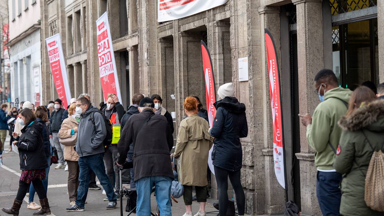Coronatest Gesundheitsamt Neumarkt
07.11.2021, Köln: lange Menschenschlangen vor dem Gesundheitsamt am Neumarkt. Die Stadt bietet hier Coronatests und Coronaimpfungen an.