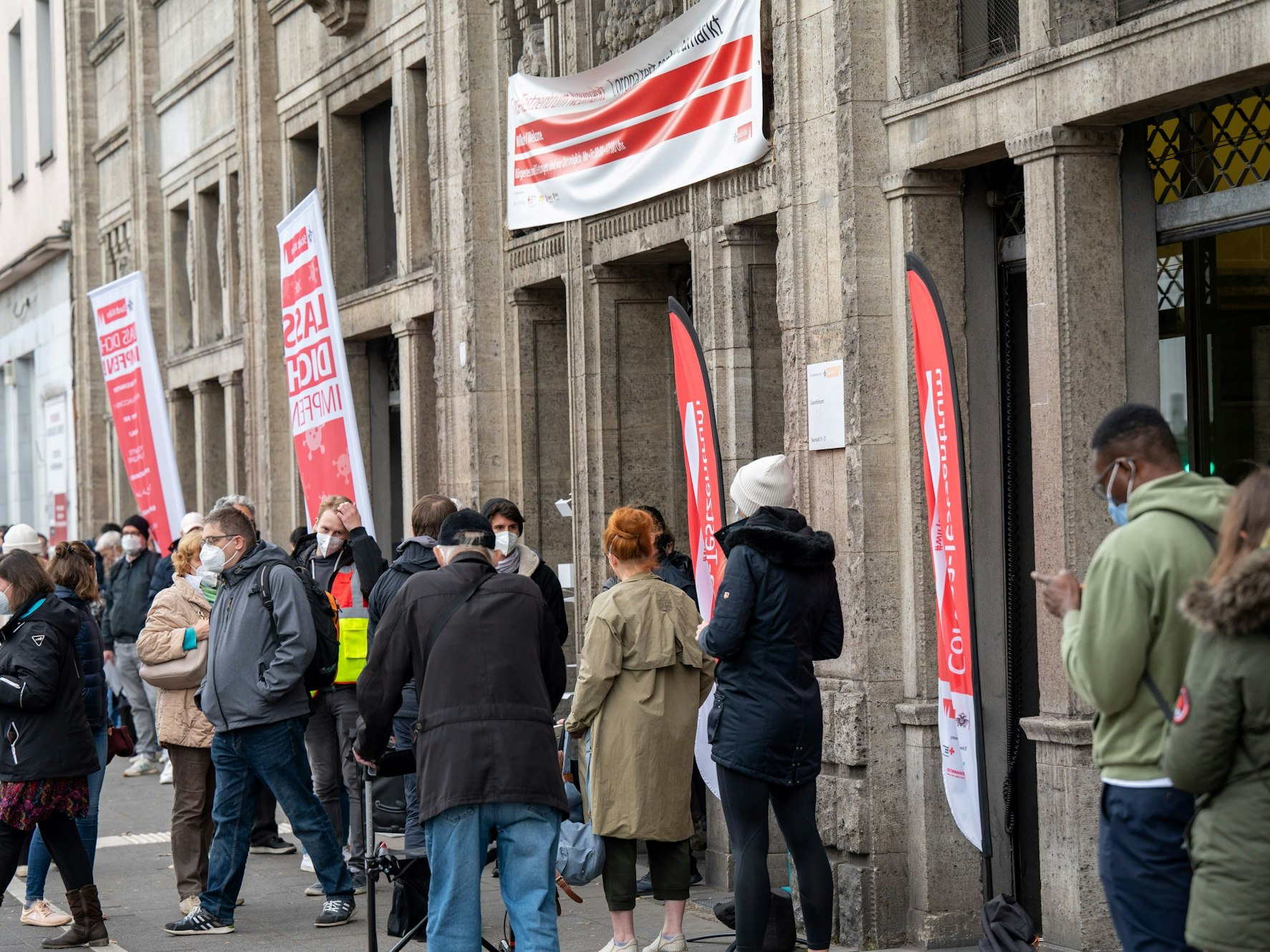 Coronatest Gesundheitsamt Neumarkt
07.11.2021, Köln: lange Menschenschlangen vor dem Gesundheitsamt am Neumarkt. Die Stadt bietet hier Coronatests und Coronaimpfungen an.