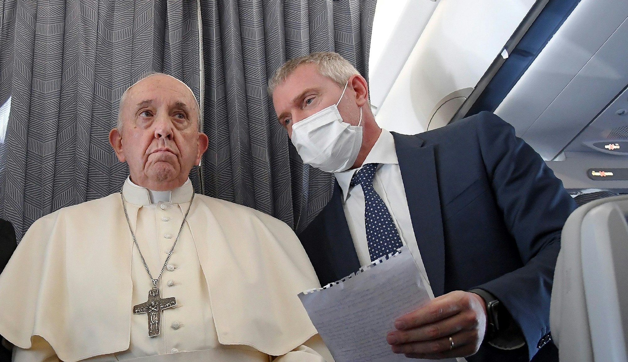 Papst Franziskus (M) begrüßt die Journalisten an Bord des päpstlichen Flugzeugs. Die fünftägige Reise von Papst Franziskus nach Zypern und Griechenland stand ganz im Zeichen der Migrationspolitik. +++ dpa-Bildfunk +++