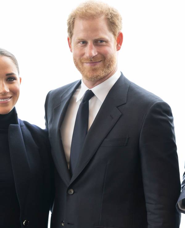 Meghan Markle, Herzogin von Sussex, und ihr Ehemann Prinz Harry, Herzog von Sussex, stehen im Observatorium im One World Trade Center für ein Foto zusammen.