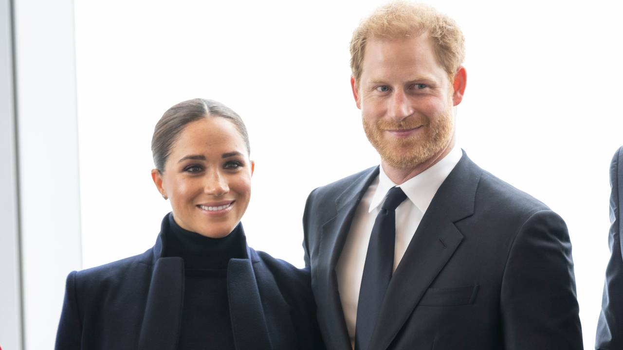 Meghan Markle, Herzogin von Sussex, und ihr Ehemann Prinz Harry, Herzog von Sussex, stehen im Observatorium im One World Trade Center für ein Foto zusammen.