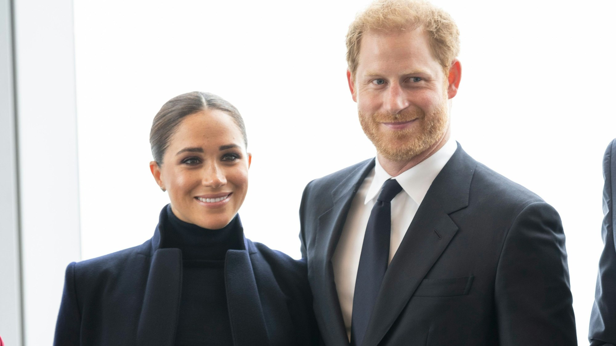 Meghan Markle, Herzogin von Sussex, und ihr Ehemann Prinz Harry, Herzog von Sussex, stehen im Observatorium im One World Trade Center für ein Foto zusammen.