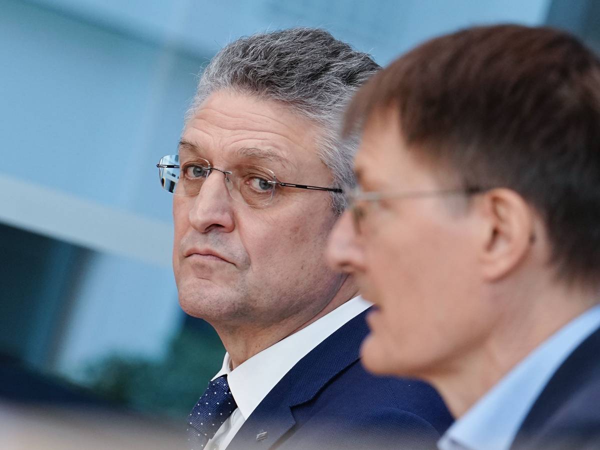 Karl Lauterbach (r., SPD), Bundesminister für Gesundheit und Lothar Wieler, Präsident Robert Koch-Institut (RKI) bei der Pressekonferenz am Mittwoch (23. Dezember): Der nächste Politiker kritisiert das Vorgehen des RKI-Chefs scharf.
