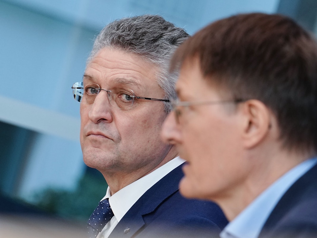 Karl Lauterbach (r., SPD), Bundesminister für Gesundheit und Lothar Wieler, Präsident Robert Koch-Institut (RKI) bei der Pressekonferenz am Mittwoch (23. Dezember): Der nächste Politiker kritisiert das Vorgehen des RKI-Chefs scharf.