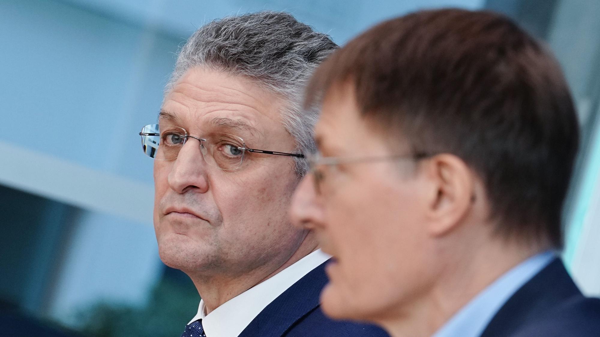 Karl Lauterbach (r., SPD), Bundesminister für Gesundheit und Lothar Wieler, Präsident Robert Koch-Institut (RKI) bei der Pressekonferenz am Mittwoch (23. Dezember): Der nächste Politiker kritisiert das Vorgehen des RKI-Chefs scharf.
