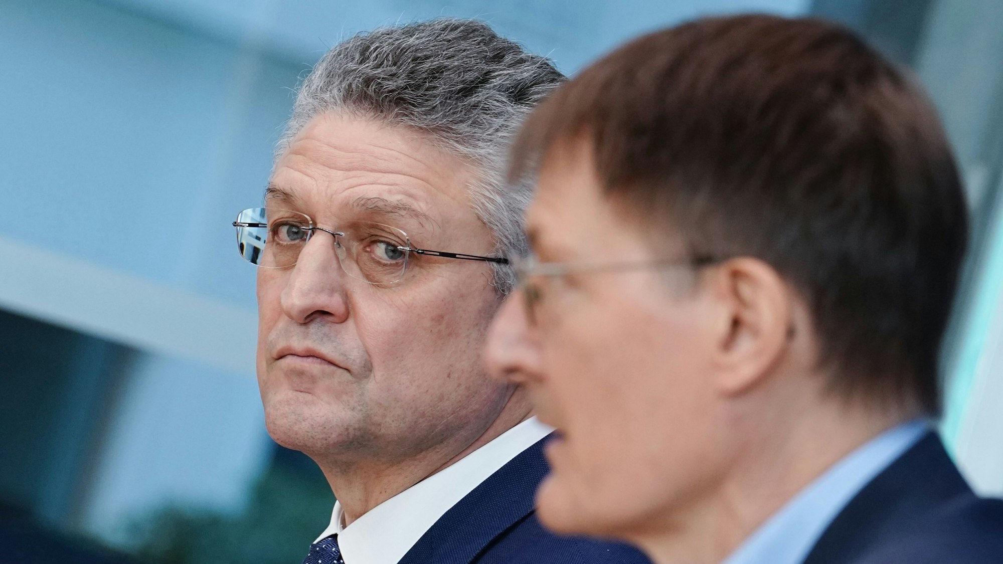 Karl Lauterbach (r., SPD), Bundesminister für Gesundheit und Lothar Wieler, Präsident Robert Koch-Institut (RKI) bei der Pressekonferenz am Mittwoch (23. Dezember): Der nächste Politiker kritisiert das Vorgehen des RKI-Chefs scharf.