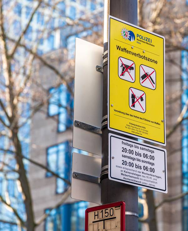 Ein Verkehrsschild weist auf die Waffenverbotszone hin.