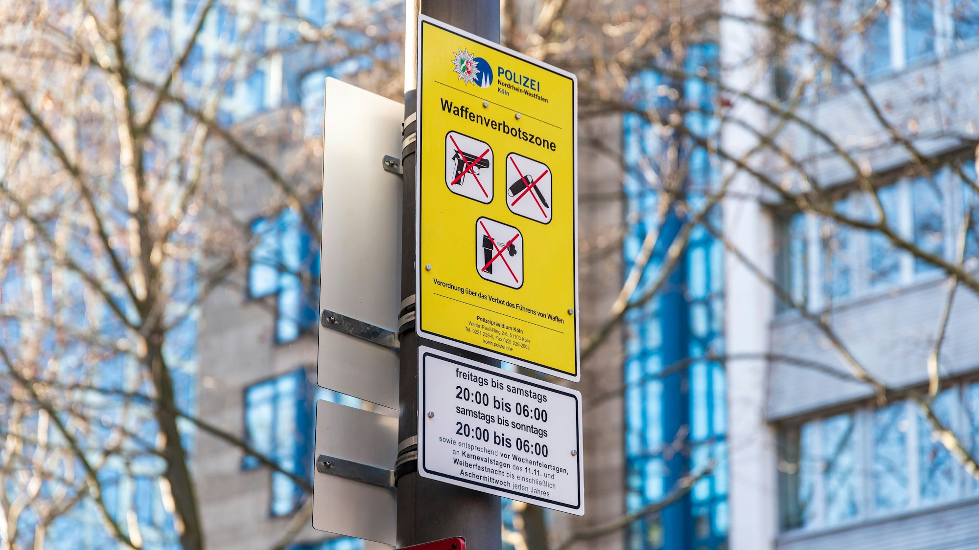 Ein Verkehrsschild weist auf die Waffenverbotszone hin.