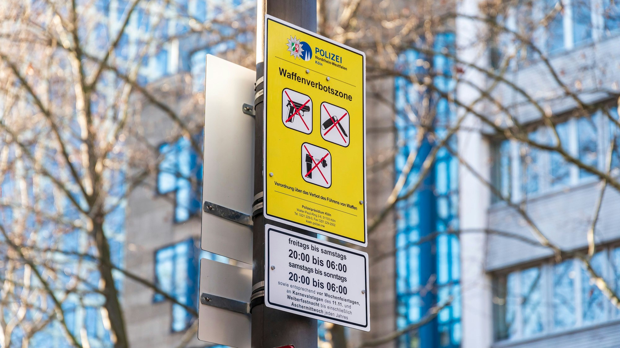 Ein Hinweisschild der Waffenverbotszone in der Kölner Innenstadt.