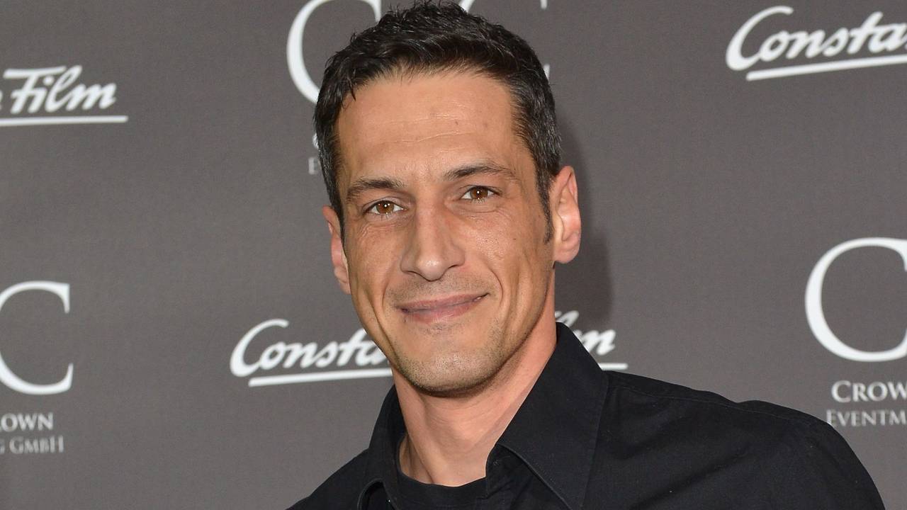 Komiker Mirco Nontschew besucht einen Empfang des deutschen Filmverleihs Constantin am Rande der Berlinale.