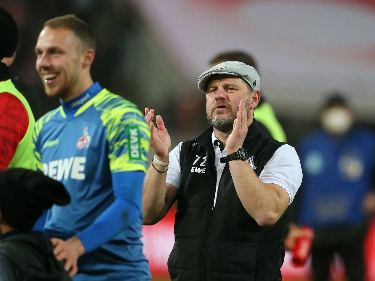 Steffen Baumgart klatscht den Fans Beifall.