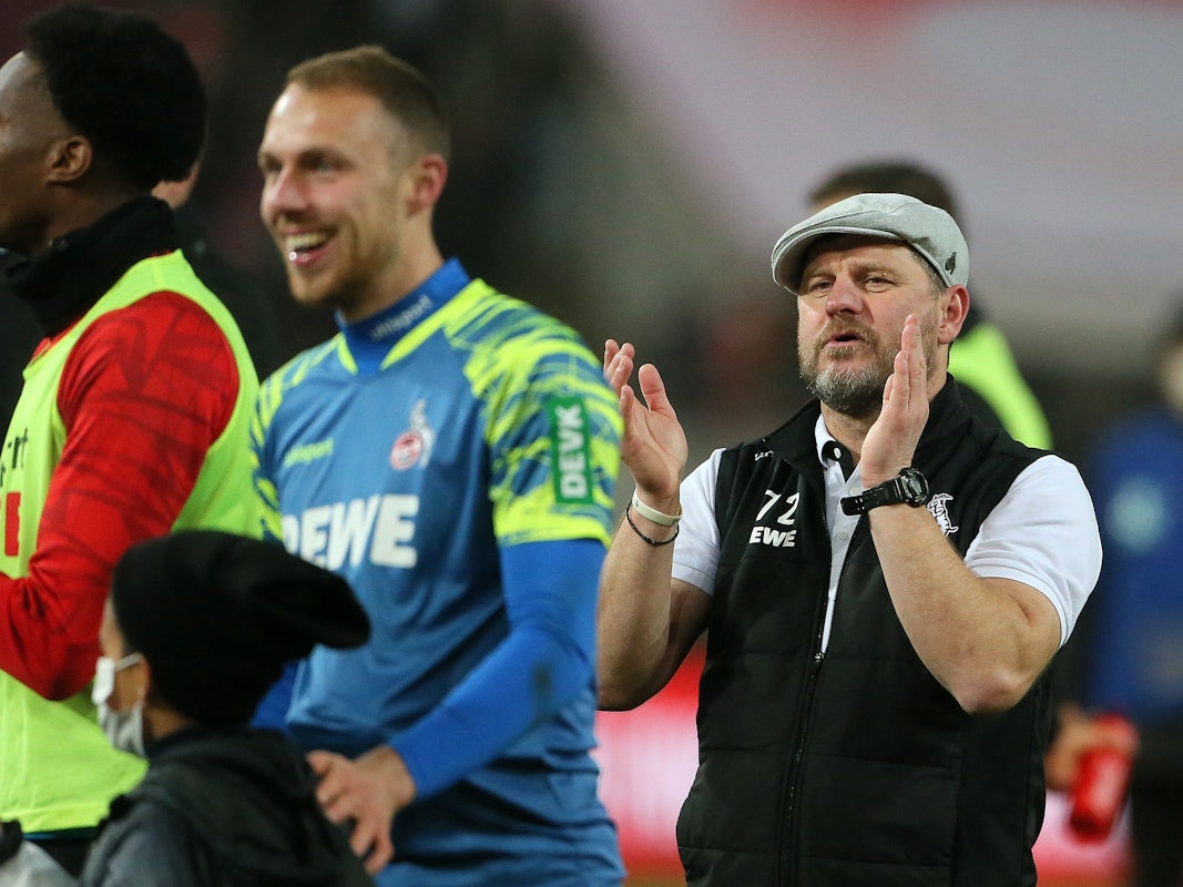 Steffen Baumgart klatscht den Fans Beifall.