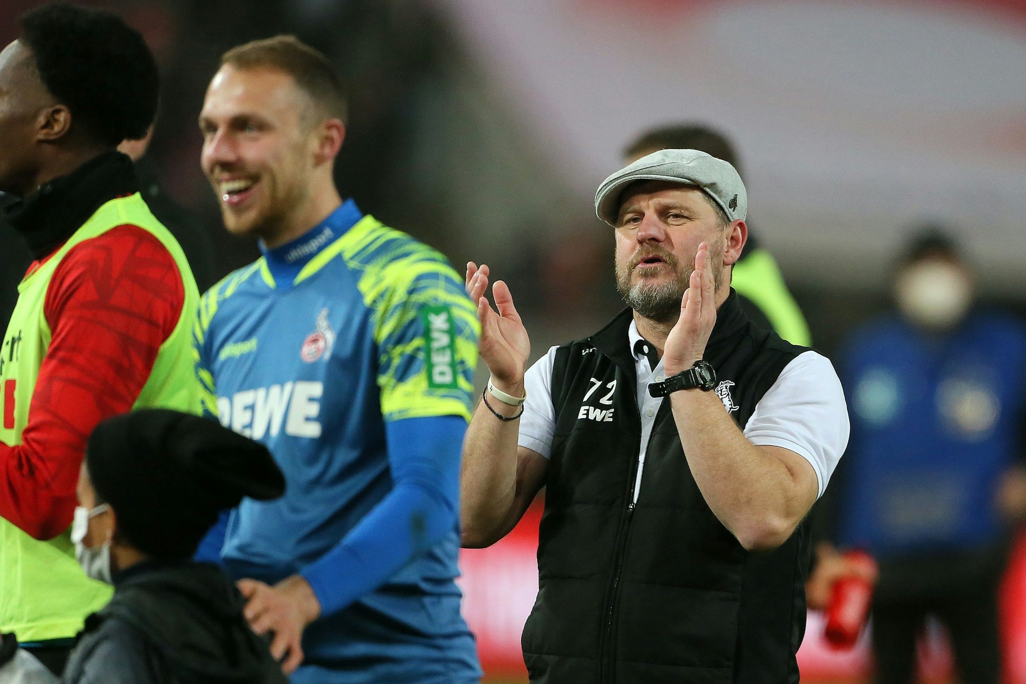 Steffen Baumgart klatscht den Fans Beifall.