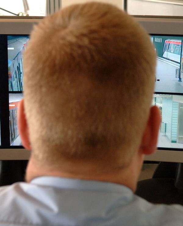 Das Symbolbild zeigt einen Mitarbeiter vor Bildschirmen. Das Foto wurde im Juli 2005 in Hamburg aufgenommen.