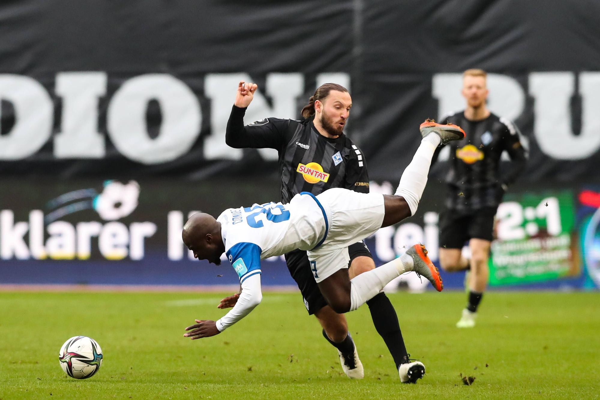 Amara Conde (Magdeburg) fällt gegen Marco Höger (Mannheim)