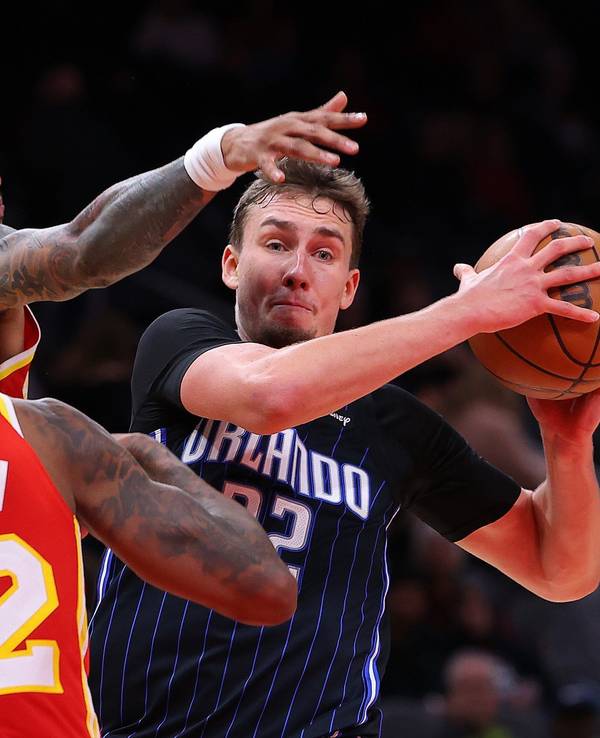 NBA-Talent Franz Wagner (r.) versucht an den verteidigenden Atlanta-Profis Cam Reddish (v.) und John Collins (h.) vorbeizukommen.