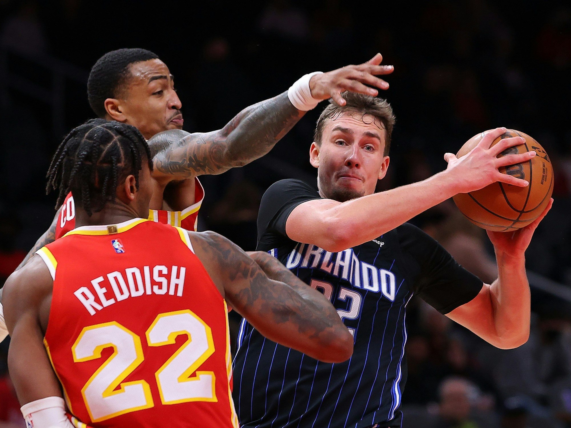 NBA-Talent Franz Wagner (r.) versucht an den verteidigenden Atlanta-Profis Cam Reddish (v.) und John Collins (h.) vorbeizukommen.