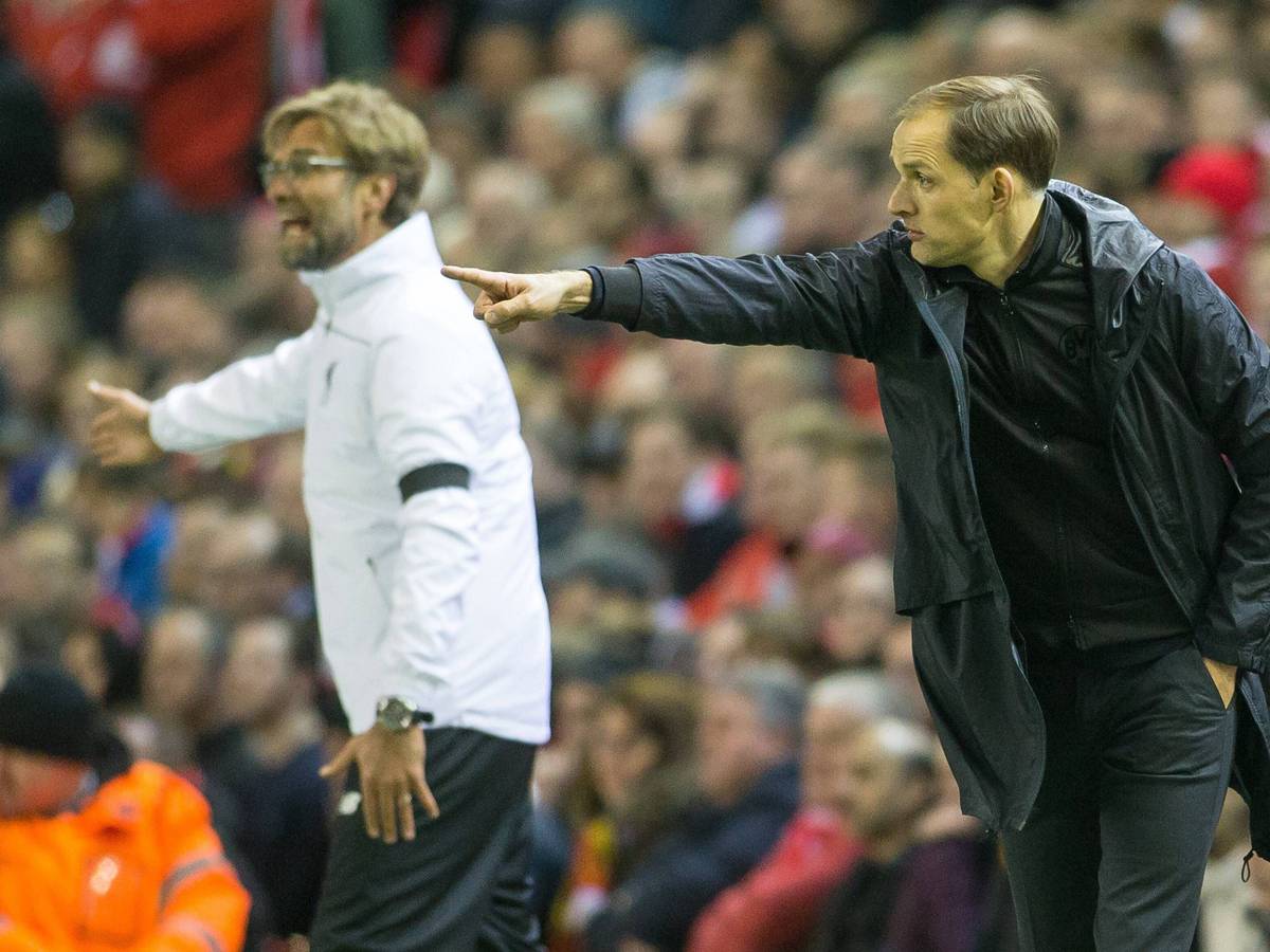 Liverpools Jürgen Klopp (l) und Chelseas Thomas Tuchel (r) 2016 bei der Partie der Reds gegen Borussia Dortmund.