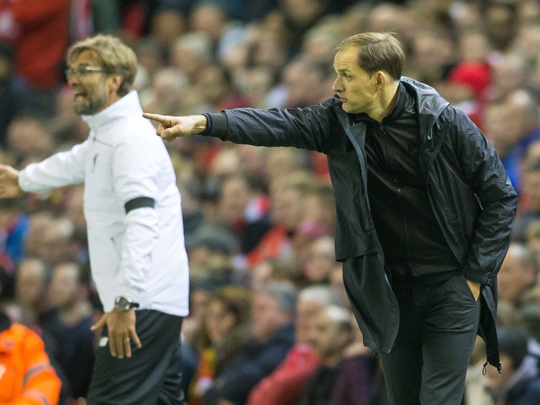 Liverpools Jürgen Klopp (l) und Chelseas Thomas Tuchel (r) 2016 bei der Partie der Reds gegen Borussia Dortmund.