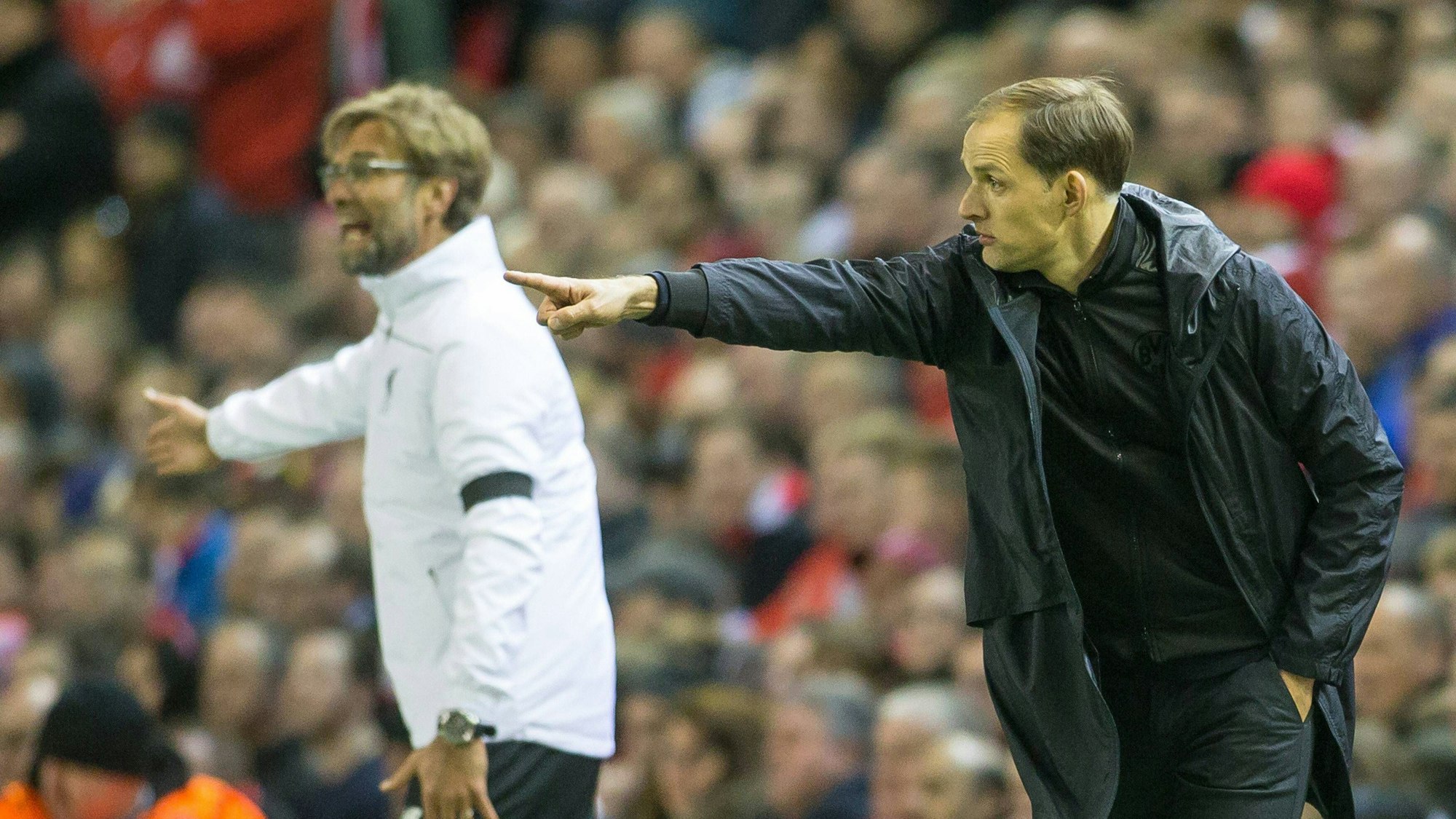 Liverpools Jürgen Klopp (l) und Chelseas Thomas Tuchel (r) 2016 bei der Partie der Reds gegen Borussia Dortmund.