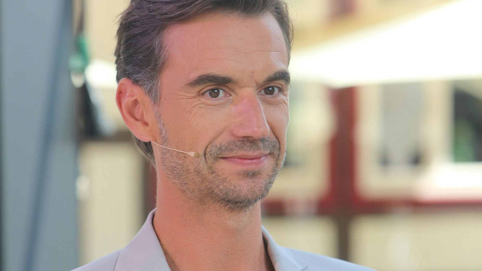 Schlagerstar und Jury-Mitglied Florian Silbereisen steht vor der TV-Aufzeichnung der bekannten RTL-Castingshow «Deutschland sucht den Superstar» DSDS in Wernigerode am 23. Juli 2021 am Set.