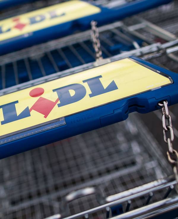 Einkaufswagen des Discounters Lidl. Das Bild wurde am 20. Juli 2016 aufgenommen.